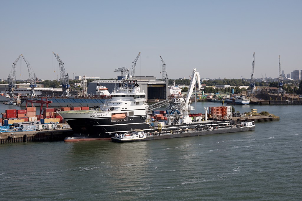 scheepvaart schip schepen hdr marine tanker containerschip offshore ferry sleepboot rotterdam transport maasvlakte europoort botlek rondvaart sar portlantis haven industrie
